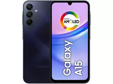 Imagem do smartphone Samsung Galaxy A15, na cor azul escuro, com tela Super AMOLED de 6,5 polegadas. Na parte traseira, o aparelho possui três câmeras dispostas verticalmente.