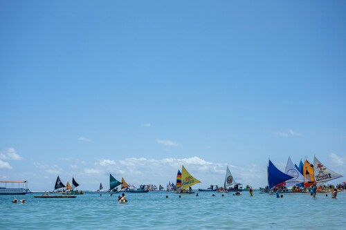 foto da deslumbrante praia de Porto de Galinhas, com suas águas cristalinas e mornas