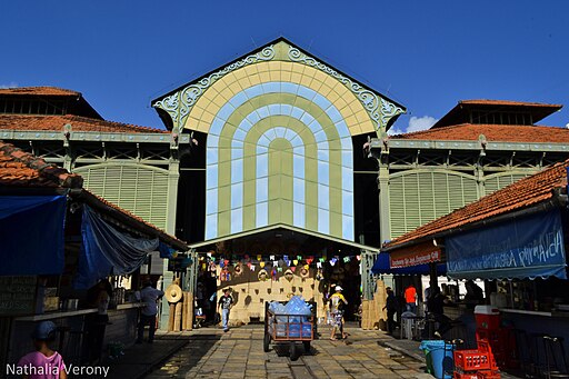Fachada do Mercado de São José, mostrando a entrada principal e a movimentação de visitantes e vendedores.